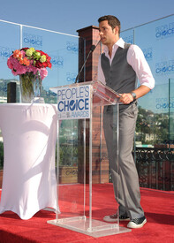Zachary Levi People Choice Awards 2011 Press xF1HOm26ACMl.jpg