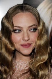 amanda_seyfried_gone_premiere_09.jpg