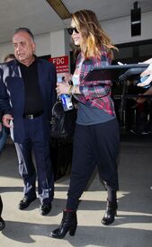 CU-Jessica Alba at the LAX-03.jpg