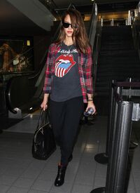 CU-Jessica Alba at the LAX-04.jpg