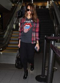 CU-Jessica Alba at the LAX-05.jpg