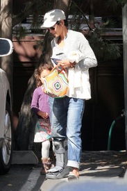 Halle Berry picks up Nahla from school in LA 21.2.2012_09.jpg