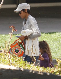 Halle Berry picks up Nahla from school in LA 21.2.2012_27.jpg