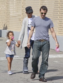 Halle Berry out and about in Malibu 26.2.2012_02.jpg