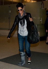 Halle Berry arrives at LAX Airport 7.3.2012_01.jpg