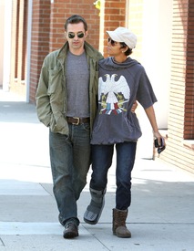 Halle Berry visits a medical building in Beverly Hills 2.3.2012_11.jpg
