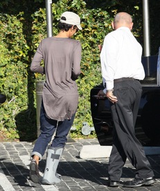 Halle Berry visits a medical building in Beverly Hills 2.3.2012_17.jpg