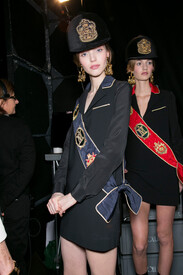 Moschino_Fall_2013_Backstage_fe_Nc_Fz_CF9_zx.jpg