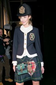 Moschino_Fall_2013_Backstage_va8_T3_C88hrix.jpg