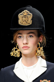 Moschino_Fall_2013_Details_Grw_YAz_Krm_Ycx.jpg