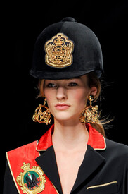 Moschino_Fall_2013_Details_Vlqf_R9b_Ripax.jpg