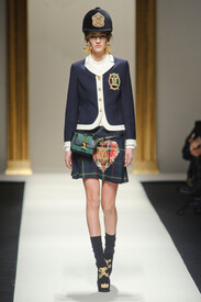 Moschino_Fall_2013_QBN3_Xx_EGic_Ux.jpg