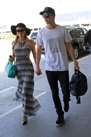 parishilton032113_06.jpg
