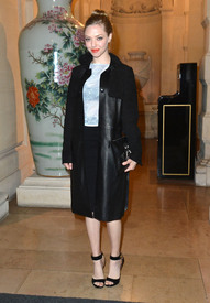 Amanda Seyfried Carine Roitfeld Cocktail Party in Paris_030513_03.jpg