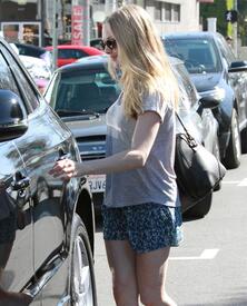 Amanda Seyfried out and about in Beverly Hills_031213_20.jpg