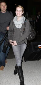 Emma_Roberts_2010-02-09_-_At_LAX_892.jpg