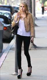 celebrity_paradise.com_TheElder_EmmaRoberts2011_03_15_attheNikeStoreinBeverlyHills8.jpg