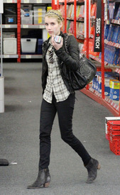 celebrity_paradise.com_TheElder_EmmaRoberts2011_03_19_ShoppingatStaplesinBeverlyHills15.jpg
