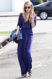 EmmaRoberts_StopsByLemonadeForLunchinLosAngelesOctober42011_By_oTTo8.JPG