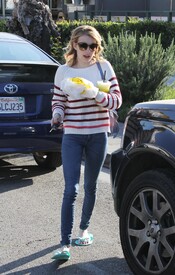 celebrity_paradise.com_TheElder_EmmaRoberts2012_03_13_AtaNailStudioinLA10.jpg