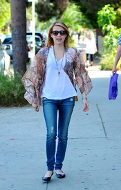 Preppie_Emma_Roberts_out_in_LA_18.jpg