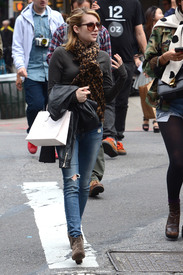 Preppie_Emma_Robert_at_a_cafe_in_Nolita_then_walks_into_SoHo_9.jpg