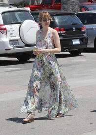 EmmaRoberts05282012GroceryShoppinginHollywood28.JPG
