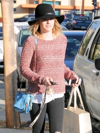 Emma Roberts Shopping in LA Oct 30010.jpg
