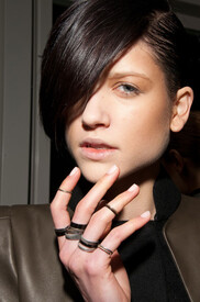 th_Leonard_Fall_2012_Backstage_Ei_GF77_B4nx1l.jpg