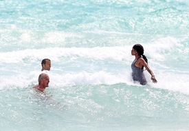 Naomi Campbell on the beach in Miami 18.3.2013_01.jpg