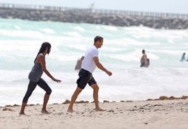 Naomi Campbell on the beach in Miami 18.3.2013_04.jpg