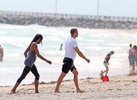 Naomi Campbell on the beach in Miami 18.3.2013_05.jpg