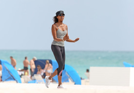Naomi Campbell on the beach in Miami 18.3.2013_12.jpg