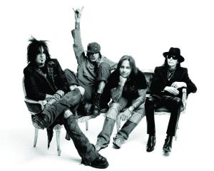 ob_b637b5_motleycrue-redwhite-foto3-300cmyk-jpg-cms-source.jpg