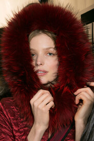 Alberta_Ferretti_Fall_2015_Backstage_l74GNQAwZC3x.jpg