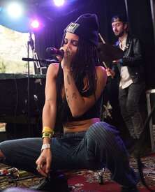 Zoe-Kravitz-Axe-Spin-House-during-the-2015-SXSW-Festival-in-Austin-03.jpg