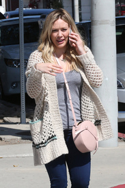 0227093228013_08_Hilary Duff - Out in Beverly Hills 2016-03-26 (9).jpg