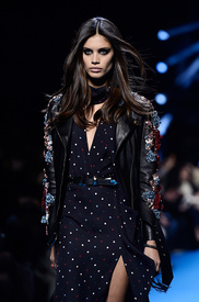 513866036_sara_sampaio_walks_the_runway_.jpg