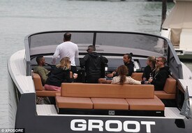 326FE24000000578-3503701-Ahoy_there_mateys_Doutzen_was_having_a_great_time_surrounded_by_-a-3_145861.jpg