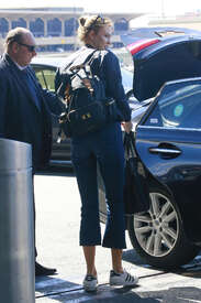 Karlie-Kloss-out-in-NYC--02.jpg