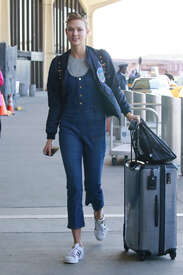 Karlie-Kloss-out-in-NYC--06.jpg