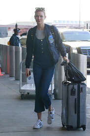 Karlie-Kloss-out-in-NYC--07.jpg