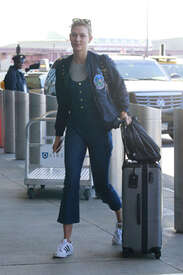 Karlie-Kloss-out-in-NYC--08.jpg