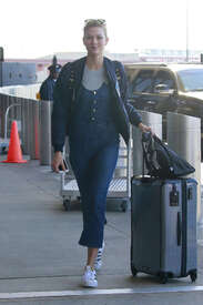 Karlie-Kloss-out-in-NYC--15.jpg