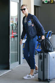 Karlie-Kloss-out-in-NYC--16.jpg