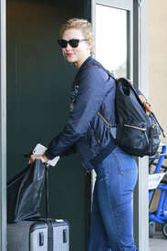 Karlie-Kloss-out-in-NYC--18.jpg