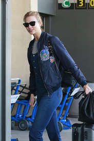Karlie-Kloss-out-in-NYC--19.jpg