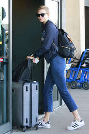 Karlie-Kloss-out-in-NYC--21.jpg