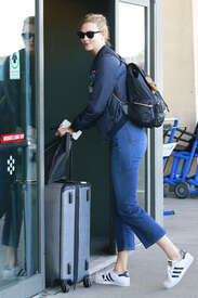 Karlie-Kloss-out-in-NYC--27.jpg