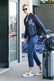 Karlie-Kloss-out-in-NYC--36.jpg
